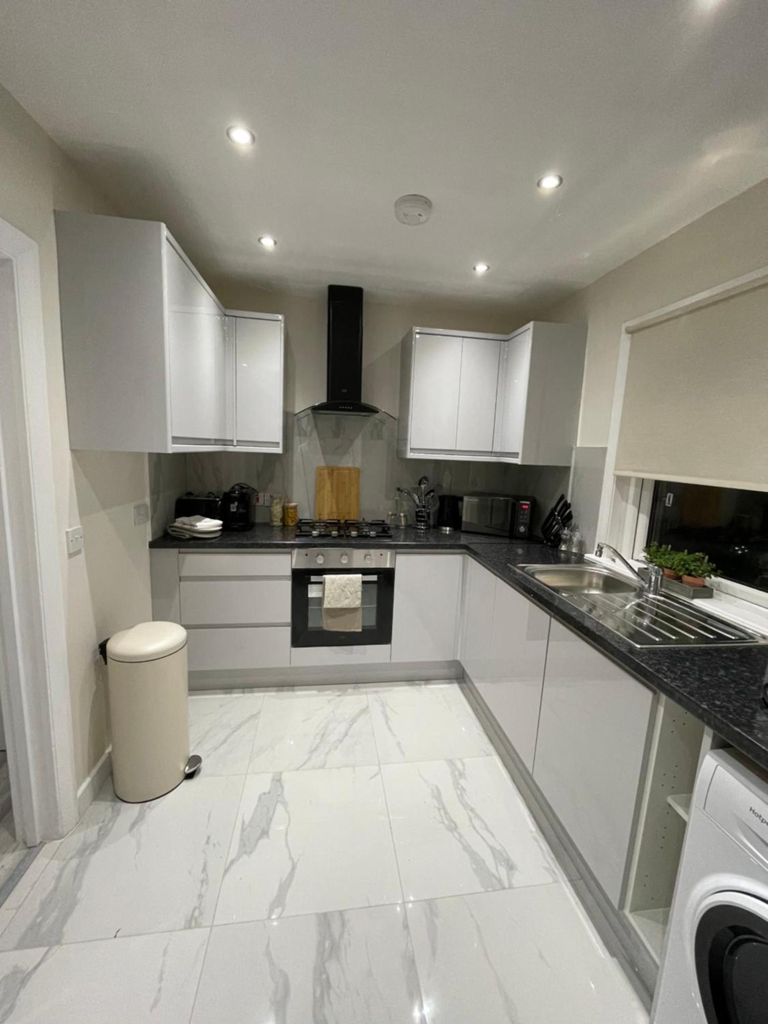 Apartment Luxury 3 Bed House - 10 Min Walk From Town Centre - Fully Refurbished *