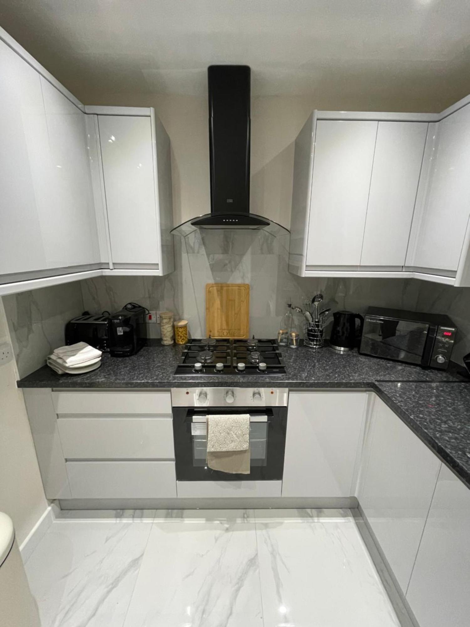 Luxury 3 Bed House - 10 Min Walk From Town Centre - Fully Refurbished Apartment Dartford