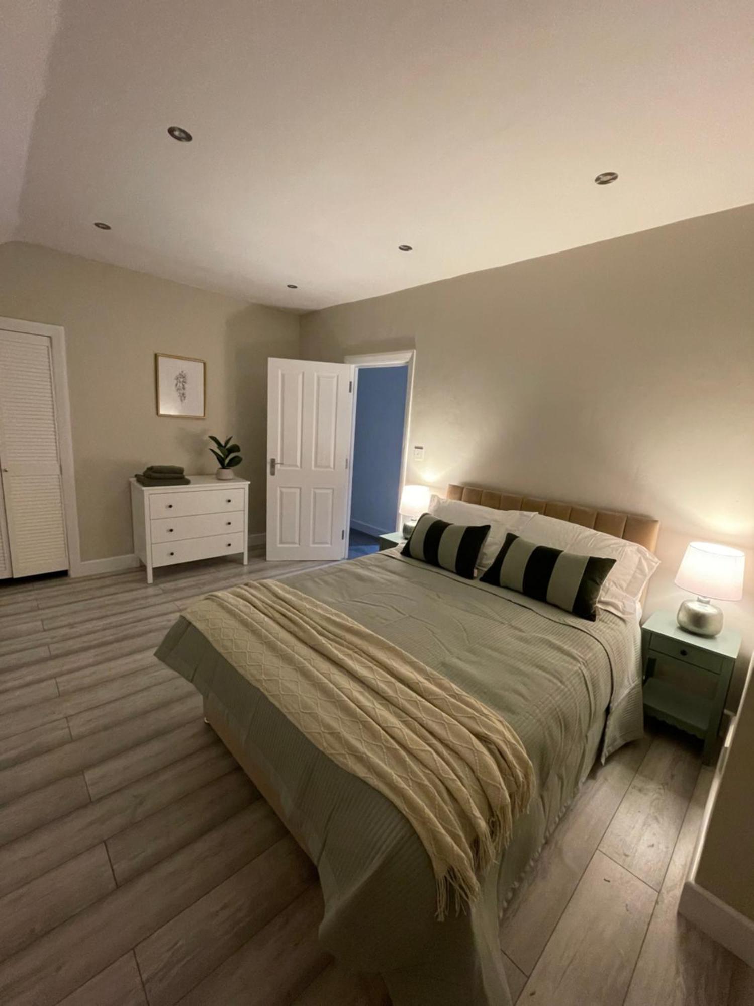 Luxury 3 Bed House - 10 Min Walk From Town Centre - Fully Refurbished * Dartford