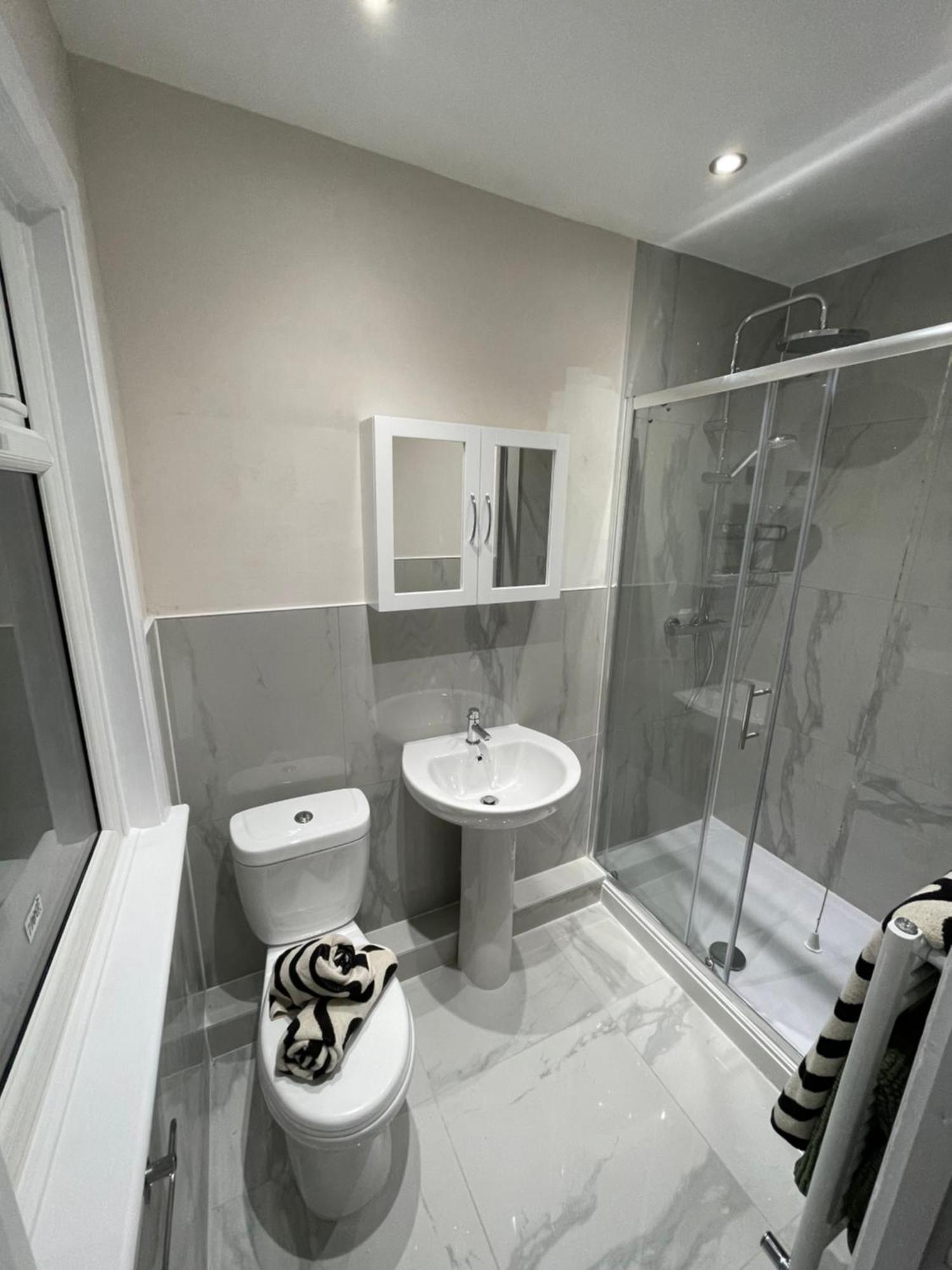 Luxury 3 Bed House - 10 Min Walk From Town Centre - Fully Refurbished Apartment *