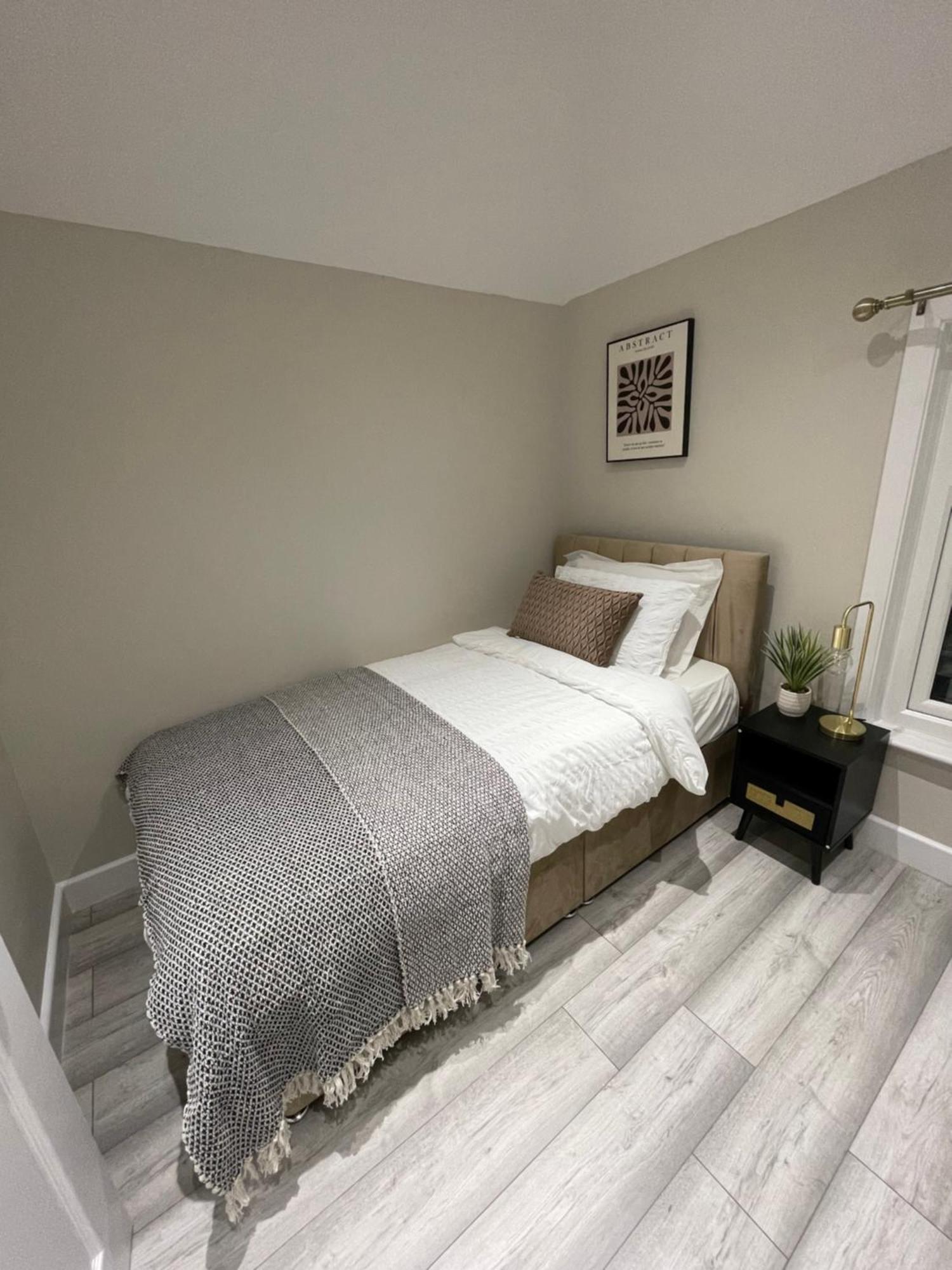 Luxury 3 Bed House - 10 Min Walk From Town Centre - Fully Refurbished Dartford