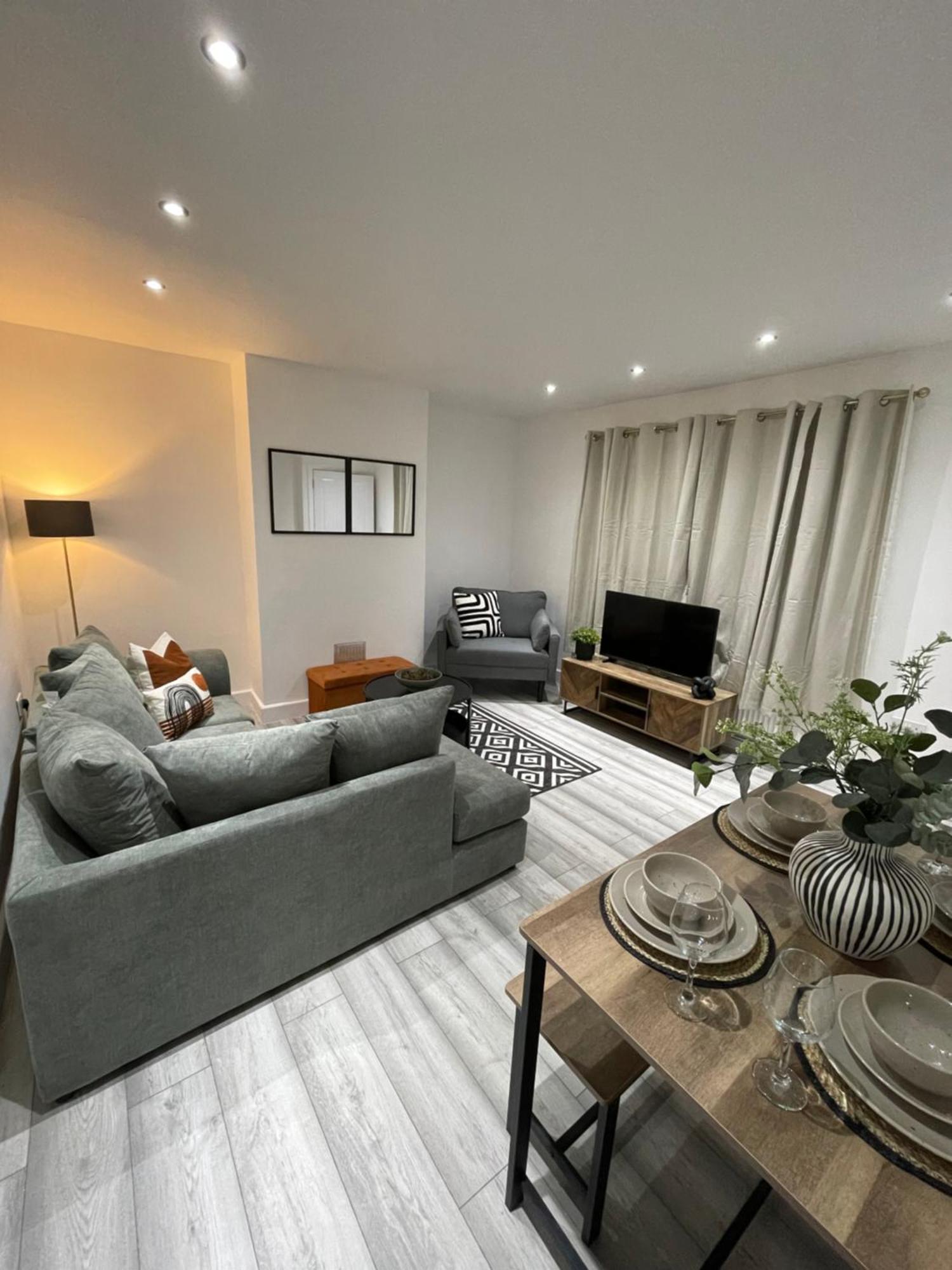 Apartment Luxury 3 Bed House - 10 Min Walk From Town Centre - Fully Refurbished *