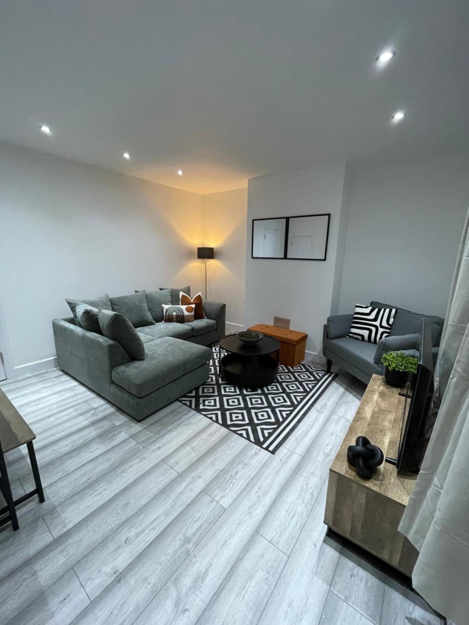 Luxury 3 Bed House - 10 Min Walk From Town Centre - Fully Refurbished