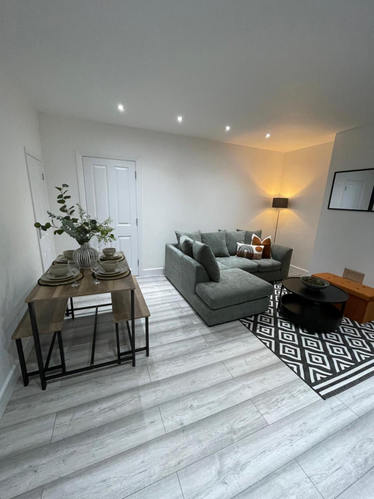 Apartment Luxury 3 Bed House - 10 Min Walk From Town Centre - Fully Refurbished Dartford