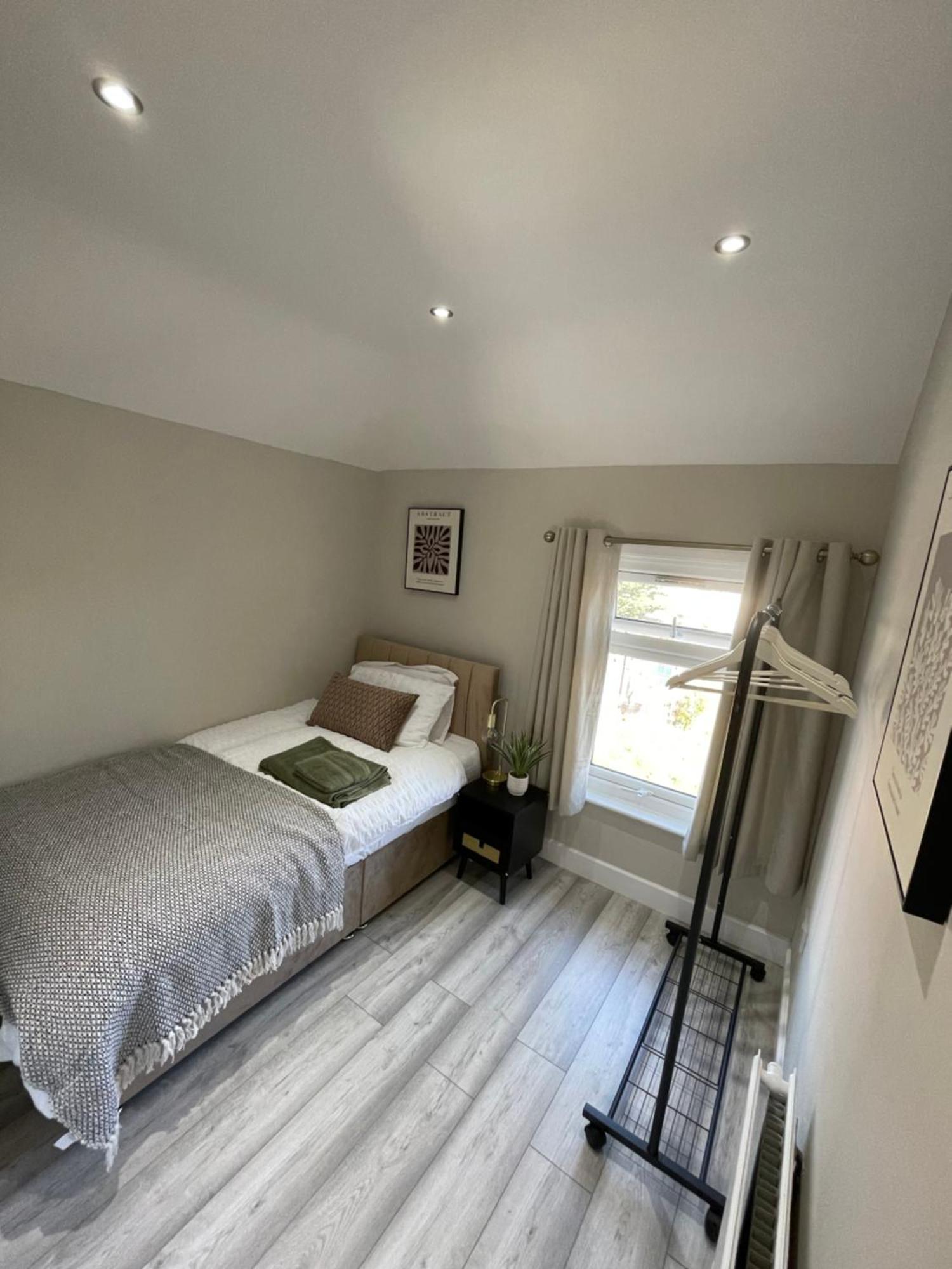 Apartment Luxury 3 Bed House - 10 Min Walk From Town Centre - Fully Refurbished
